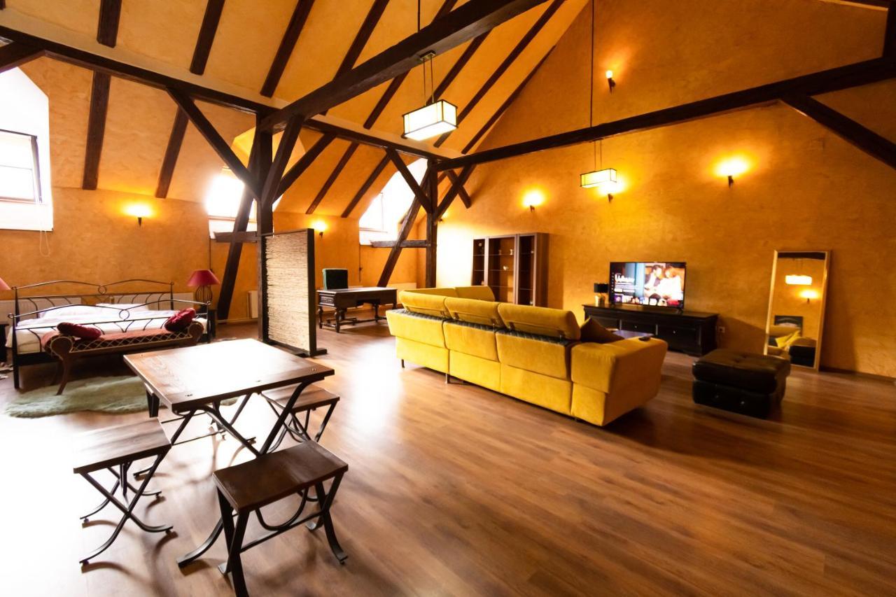 The Attic - Large Open-Space In The Old Town Of Brasov, Minutes Away From The Black Church Exterior photo